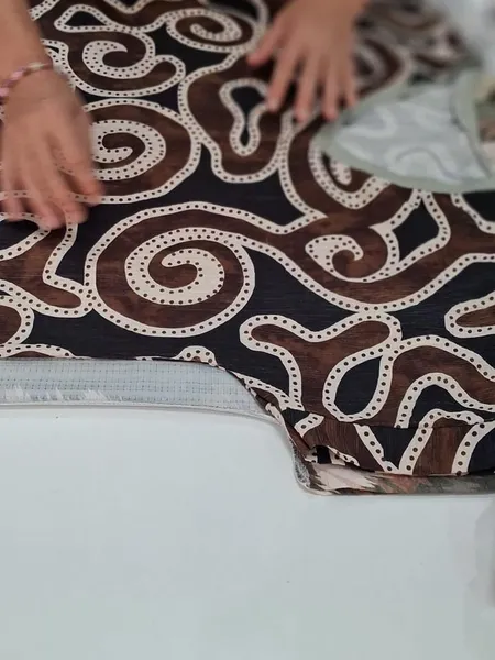 Detalle de una tela con estampado de espirales durante la confección