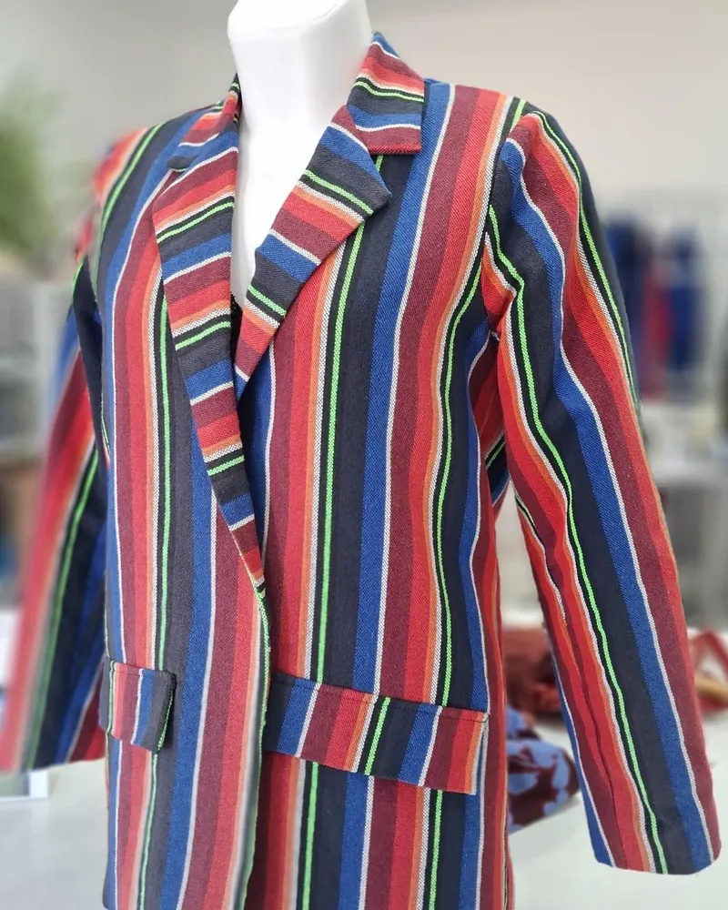 Chaqueta de rayas multicolor confeccionada a medida en el taller de Arreglos de ropa MARIA