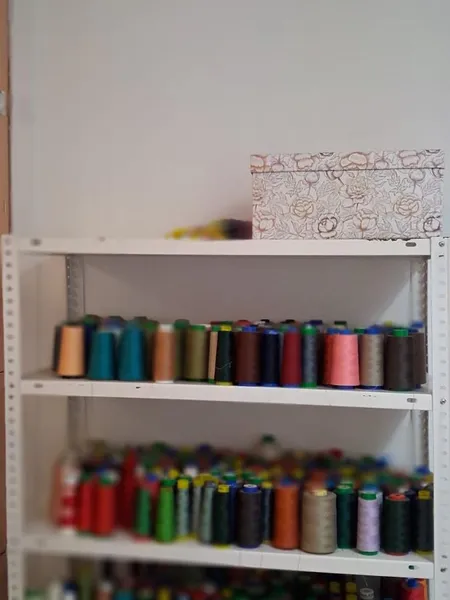 Estantería con hilos de coser de distintos colores