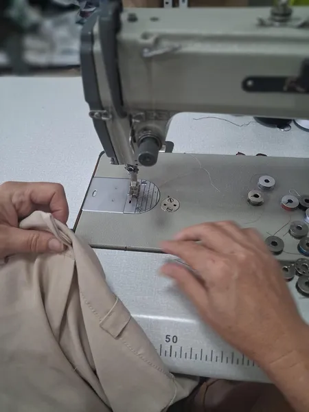 Detalle de una máquina de coser industrial con bobinas de hilo