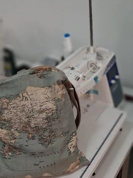 Bolso de tela con estampado de mapamundi, reparado en el taller