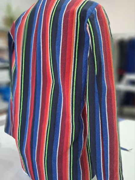 Chaqueta de rayas multicolor confeccionada a medida, vista frontal