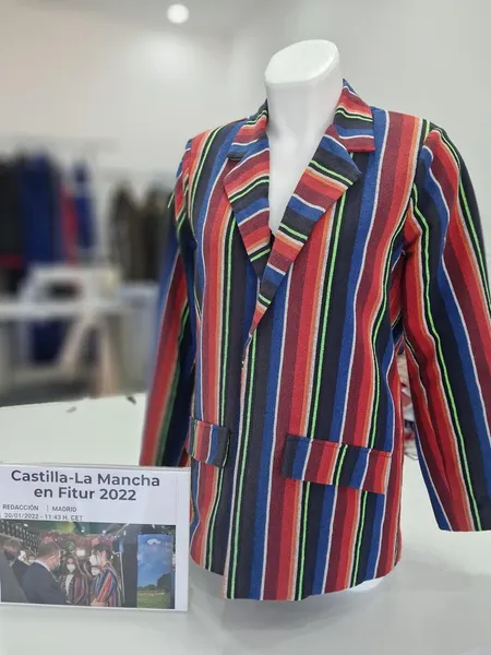 Chaqueta de rayas multicolor sobre maniquí, otro ángulo