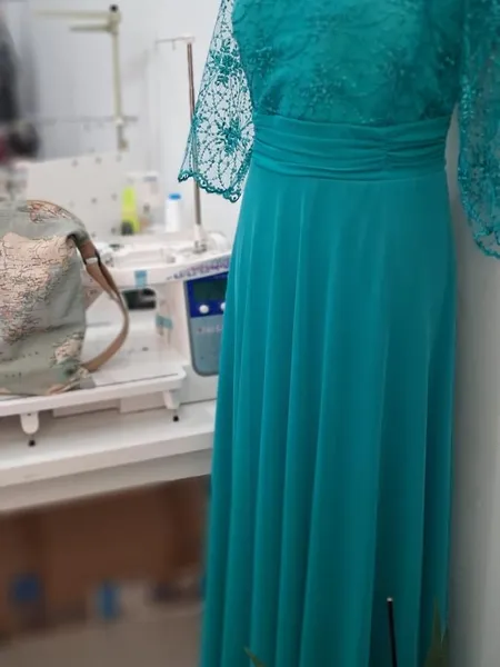 Vestido de fiesta turquesa con encaje bordado, terminado en el taller